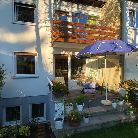 Zwei Im Reihenhaus Планег